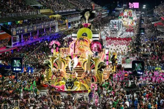 Mocidade, Mangueira e Viradouro se destacam em segunda noite na Sapucaí