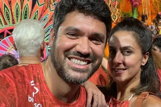 Jornalistas Carol Barcellos e Marcelo Courrege aparecem juntos e assumem namoro na Sapucaí