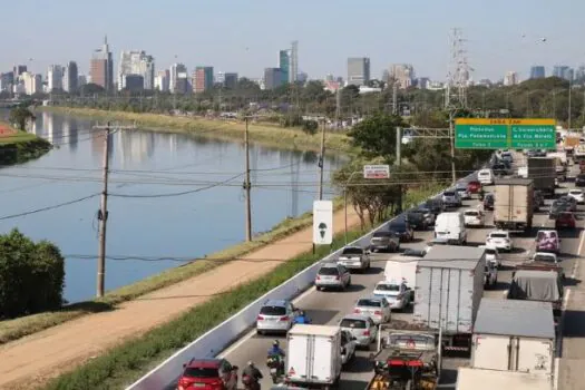 Homem morre após troca de tiros com a polícia na Marginal Pinheiros