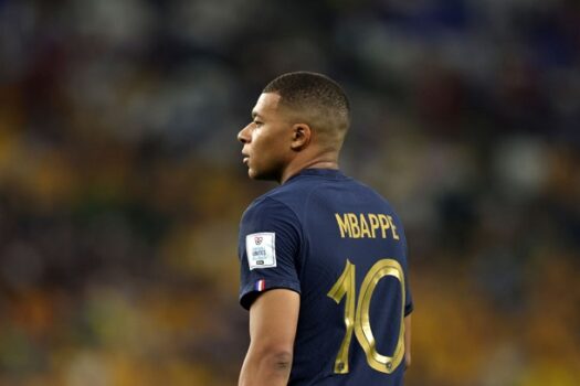 Mbappé pede salário de R$ 270 milhões para fechar com Real Madrid, diz jornal espanhol