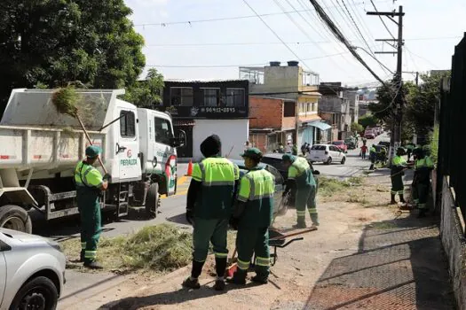 Diadema realiza mega mutirão de limpeza contra a dengue nas escolas