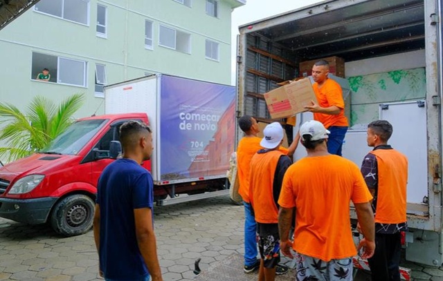 Famílias iniciam mudança para apartamentos entregues no bairro Baleia Verde