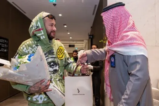 Neymar ganha buquê de flores em seu retorno à Arábia Saudita para recuperação