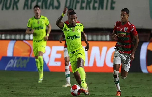 Palmeiras deslancha após expulsão, bate a Portuguesa e assume liderança geral do Paulistão