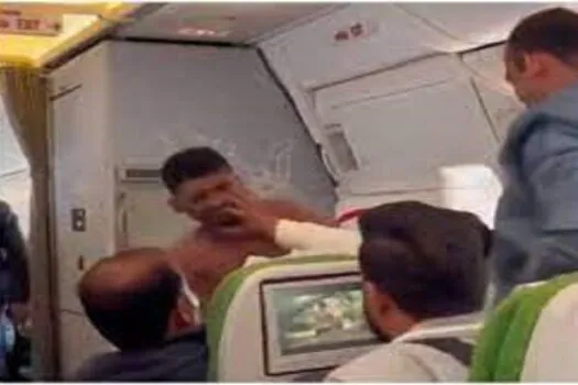 Passageiros discutem e trocam socos em avião nos EUA