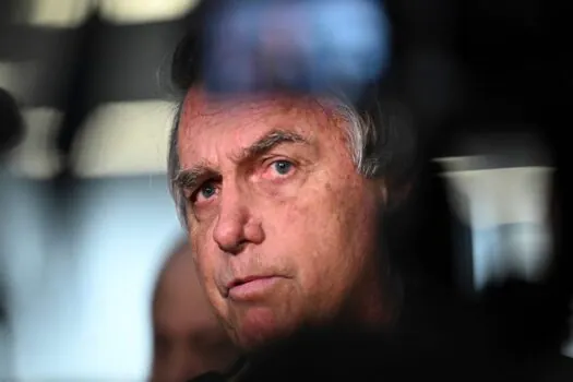 Bolsonaro chega acuado a ato e busca demonstrar força política contra investigações