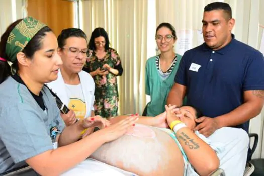 Pintura gestacional aproxima mães e filhos no Hospital da Mulher de Santo André