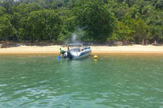 PM Ambiental resgata família de incêndio em lancha em Ubatuba