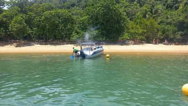 PM Ambiental resgata família de incêndio em lancha em Ubatuba