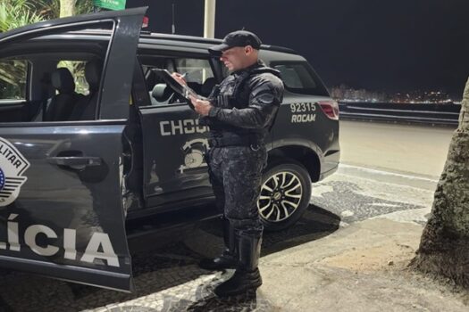 Suspeito de tráfico tenta subornar policiais, mas acaba preso em Santos