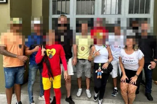 Celulares recuperados: policiais fantasiados tornam Carnaval mais seguro