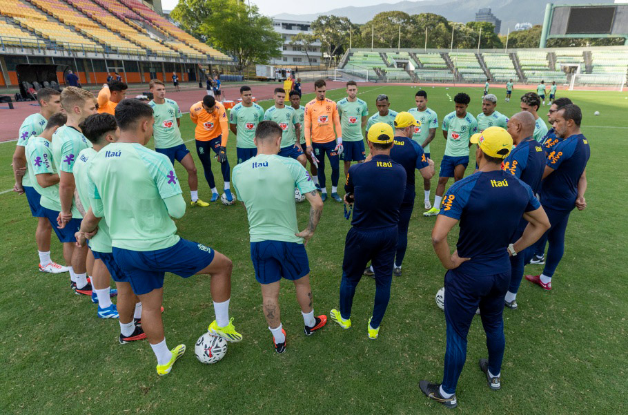 Atual bicampeão Olímpico, Brasil perde para Argentina e não vai a Paris  2024 no futebol masculino