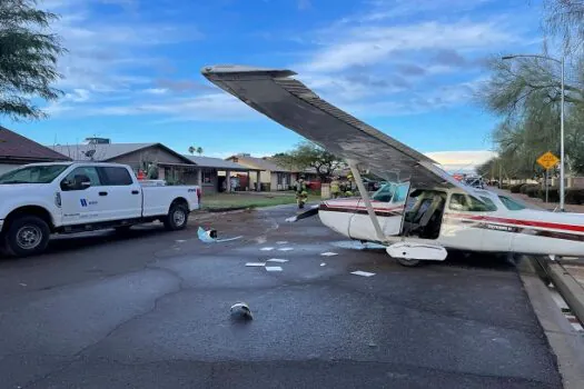 Avião de pequeno porte cai no meio de rua residencial nos EUA e ninguém fica ferido