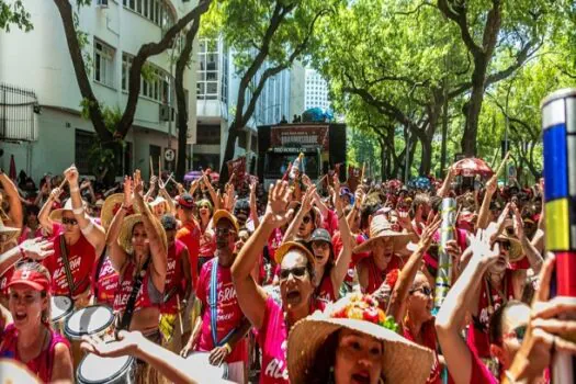 Foliões do bloco Quizomba desfilam tema ‘Faça amor, não faça guerra’ neste sábado no RJ