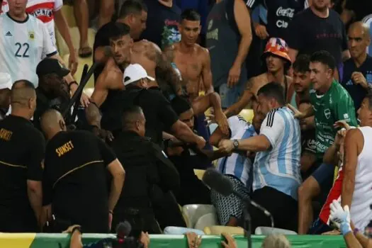 Violência entre Brasil e Argentina explode no futebol, com racismo e xenofobia