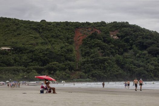 Um ano após tragédia em São Sebastião, turistas relatam preços altos e medo de chuva