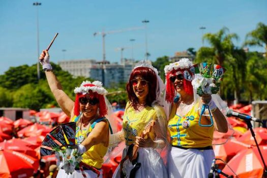 Em dia de calor forte, pelo menos 41 blocos desfilam pelas ruas do Rio