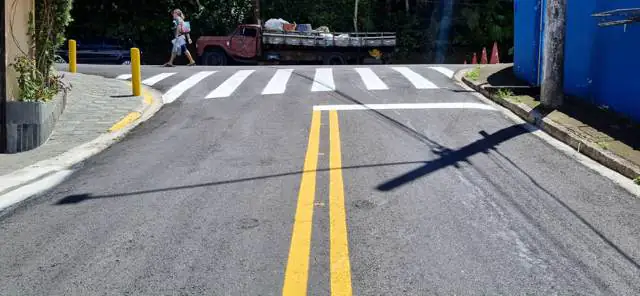 Ribeirão Pires realiza nova pintura de sinalização viária na Rua Pedro Mansueto Bechelli