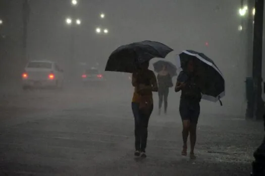 Parte da cidade de SP tem queda de energia após chuva forte