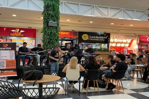 Suzano Shopping presenteia público feminino com música e cuidados especiais