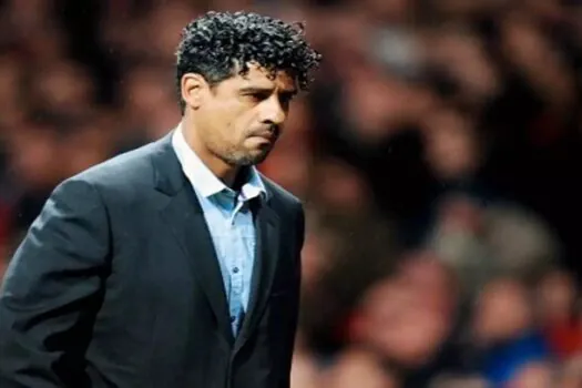 Frank Rijkaard, ex-técnico de Ronaldinho e Deco, é cogitado para assumir Barcelona, diz jornal