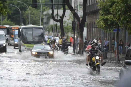 Temporal causa alagamentos em São Paulo e interrompe serviço em linha de trem