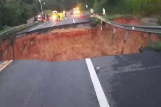 Cratera se abre e interdita trecho da BR-393 no Rio de Janeiro