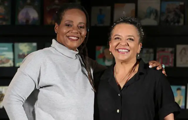 Rio de Janeiro (RJ), 05/10/2023 -A apresentadora Eliana Alves Cruz e a escritora Ana Maria Gonçalves posam apos a gravação do programa Trilha de Letras, da TV Brasil, na biblioteca da Maison de France, centro da cidade. Foto:Tânia Rêgo/Agência Brasil