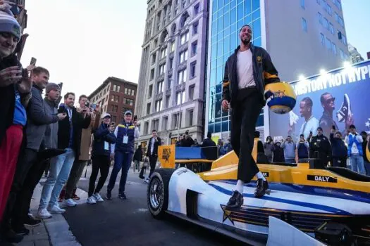 Jogador da NBA surpreende e chega a evento em carro da Fórmula Indy