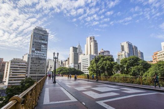 Com fissuras e infiltração, viaduto Santa Ifigênia passa por reforma no centro de SP