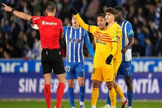 Vitor Roque marca novamente, é expulso, e vê o Barcelona vencer o Alavés no Espanhol