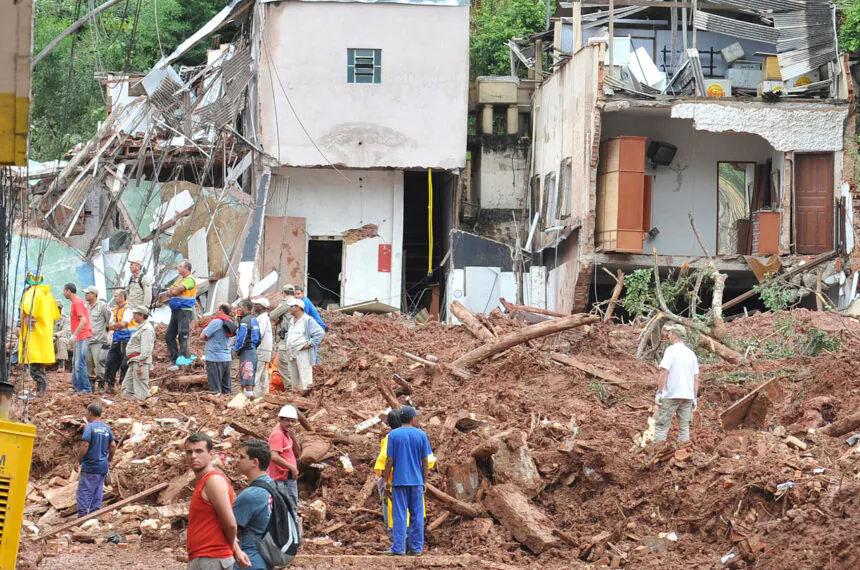 Casas destruídas pelas chuvas de 2011 no estado do Rio de Janeiro