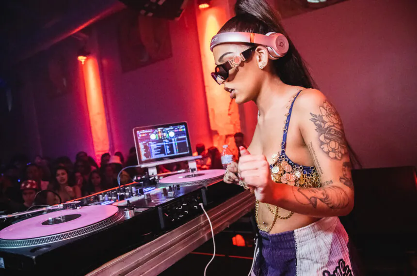 Discotecagem da DJ Sophia é uma das atrações na Chácara Silvestre ao longo deste mês