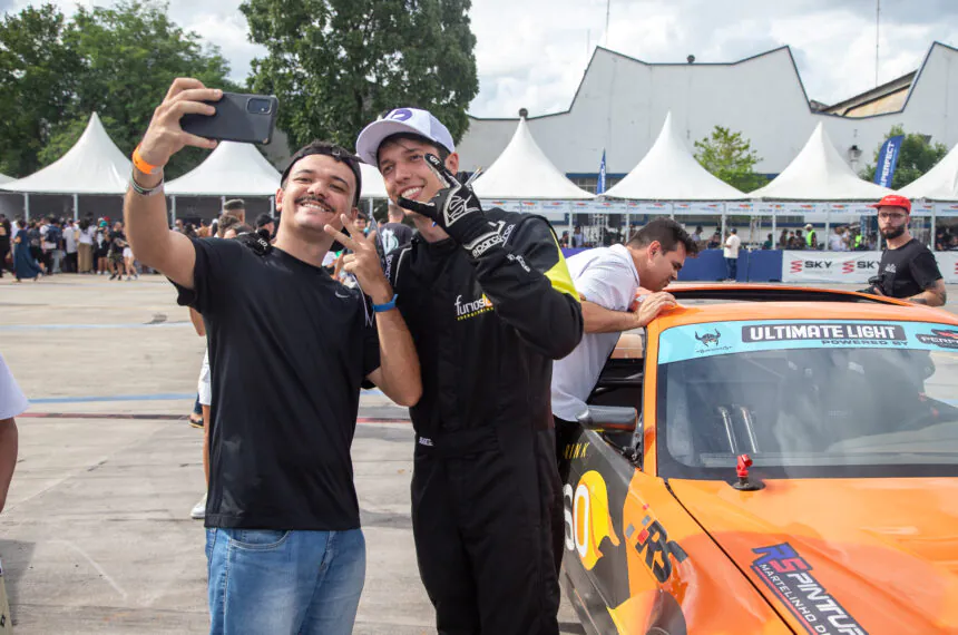 Edu Torres tira foto com fã no Grid Experience do sábado (09) em São Paulo