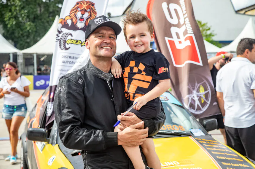 Piloto Paulo Bertolino antes dos duelos do Ultimate Drift Light em São Paulo