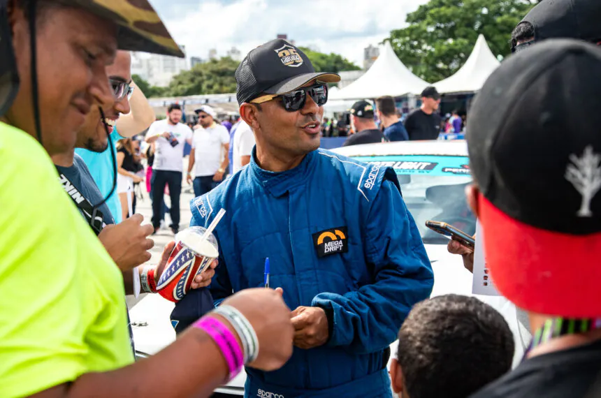 Edinho do Drift e fãs no Campo de Marte, em São Paulo