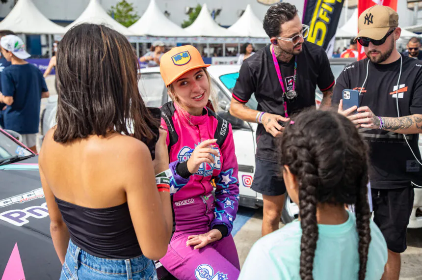 Valentina Piaz atende fãs no Grid Experience no Campo de Marte