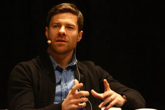 Xabi Alonso encerra novela e diz que permanece no comando do Bayer Leverkusen