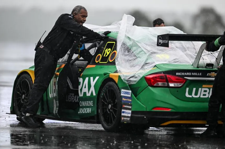 Chuva forte e insistente resultou em adiamento da prova da Stock Car deste domingo