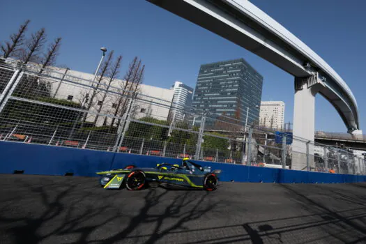 Di Grassi abandona em Tóquio, mas se anima com evolução do carro