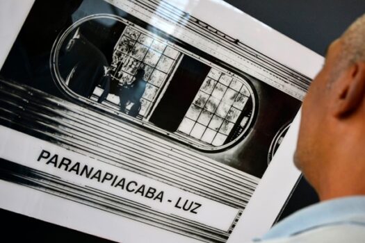 Exposição fotográfica sobre Paranapiacaba chega à estação Suzano da CPTM