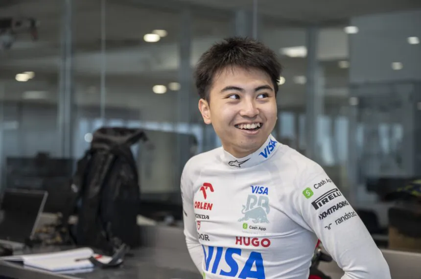 Ayumu Iwasa, de 22 anos, ocupa a vaga de Daniel Ricciardo no primeiro treino livre do GP do Japão