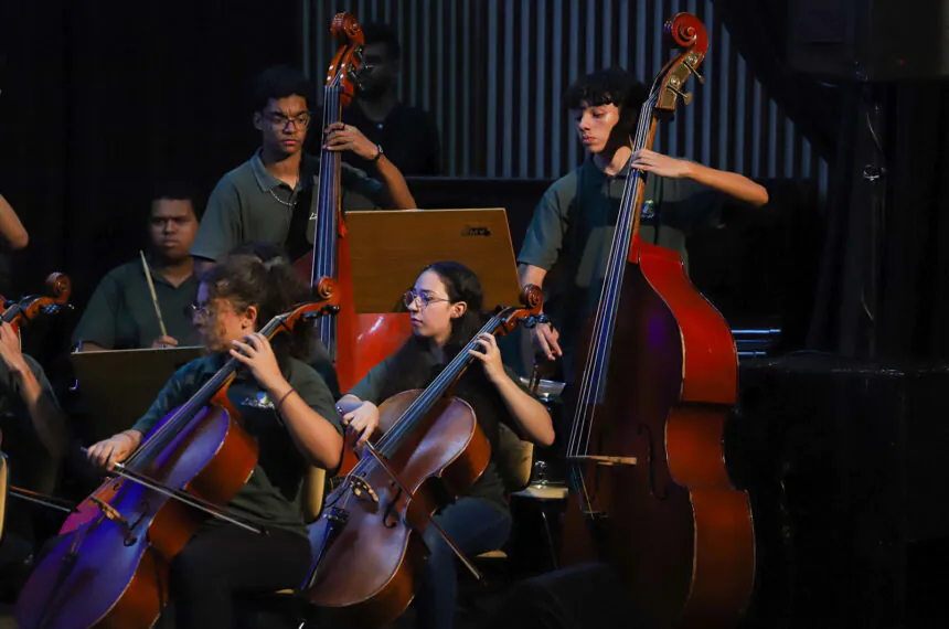 Abertura do Congresso de Educação foi feita pelos alunos do projeto Orquestra Locomotiva