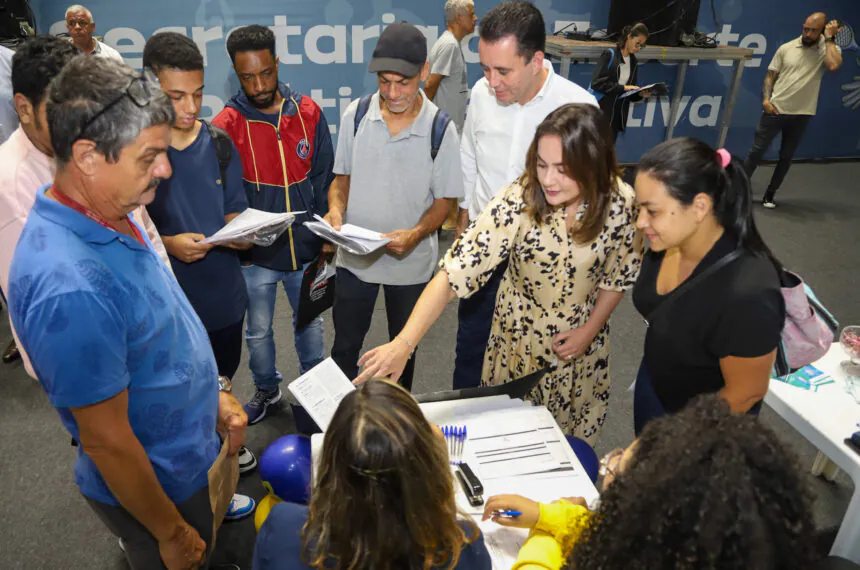 Prefeito Paulo Serra e deputada Ana Carolina Serra marcaram presença no feirão