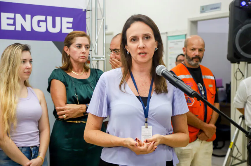 A diretora de Atenção Básica Gabriela de Oliveira Xavier explicou o serviço prestado no Tele Dengue