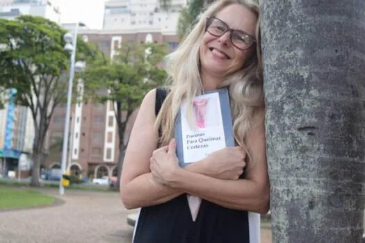 Paola Zanei lança ‘Poemas para Queimar Certezas’ neste sábado (16) no Cine Theatro Carlos Gomes