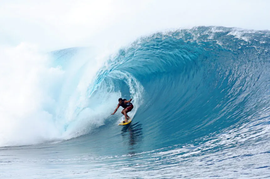 Surfista em Teahupoo