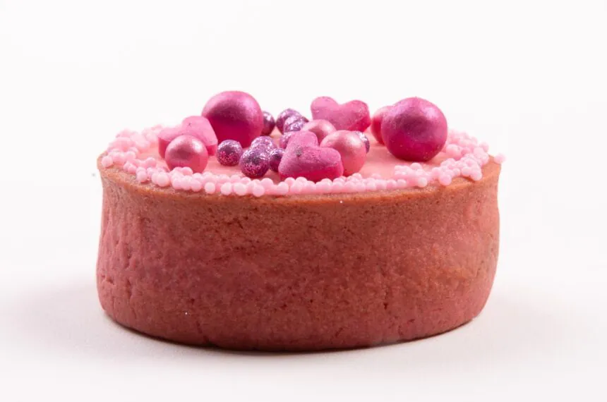 Tartelette de Morango Barbie: massa frola rosa, com trufado e geleia de morango, finalizada com confeito