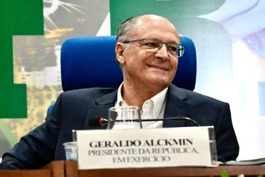 Alckmin socorre homem que passou mal durante evento do governo em Manaus