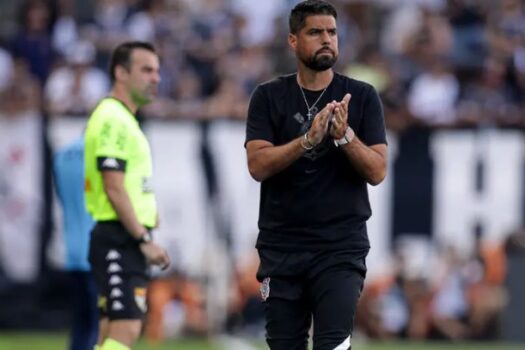 Corinthians anuncia demissão do treinador António Oliveira